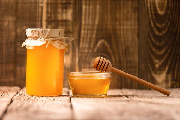 Remedios naturales para dermatitis seborreica - Recipientes de miel sobre una mesa que sirven como tratamiento casero para la dermatitis en el cabello