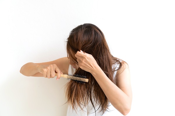 Evita la tracción de tu cabello al peinarlo