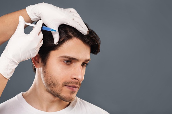 Injerto de cabello - Hombre recibiendo un tratamiento complementario al injerto de cabello CDMX para estimular el crecimiento capilar