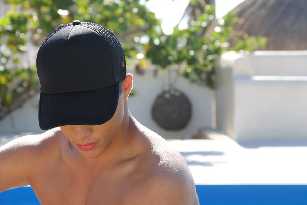 Hombre usando una gorra para proteger el cuero cabelludo de los rayos UV y no dañar el injerto de cabello CDMX