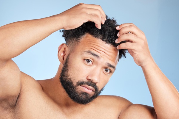 Trasplante cabello rizado - Hombre preocupado por la pérdida de cabello antes de consultar el injerto capilar precio en CDMX