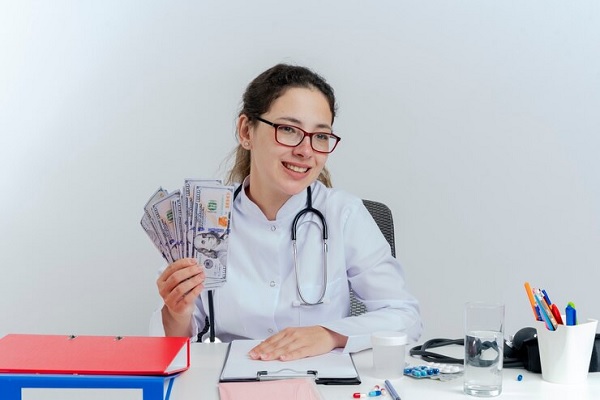 Doctora sosteniendo dinero en sus manos
