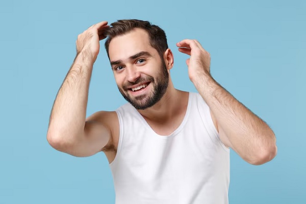 Hombre mostrando sus resultados luego de implante capilar