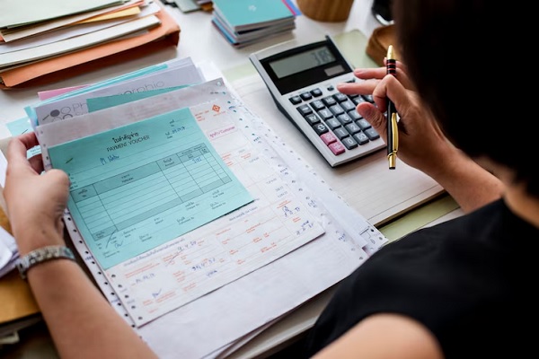 Persona haciendo cálculos sobre precio injerto capilar 