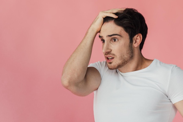 Por qué no me crece el cabello - Hombre preocupado sin saber cómo crecer el cabello antes de recurrir a un implante capilar
