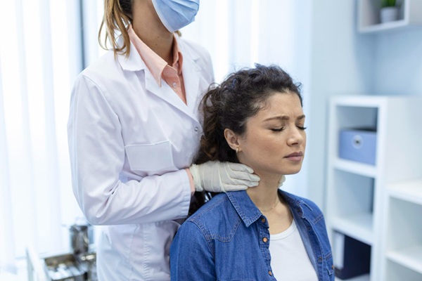 Calvicie en mujeres - Médico evaluando a una mujer para detectar si los tipos de alopecia que presenta se debe a trastornos de la glándula tiroides