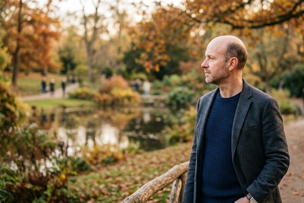 Tipos de alopecia - Hombre con alopecia pensando sobre el injerto capilar una solución definitiva para la caída del cabello