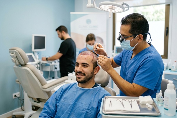Clínica low cost - Médico tricólogo realizando un injerto capilar a un hombre con alopecia avanzada